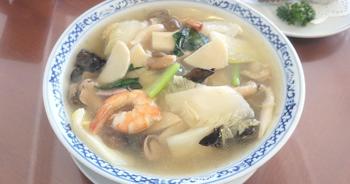 石巻市不動町、創業から40年以上の老舗、本格中国料理 揚子江の人気No1ニュー、海鮮つゆそば
