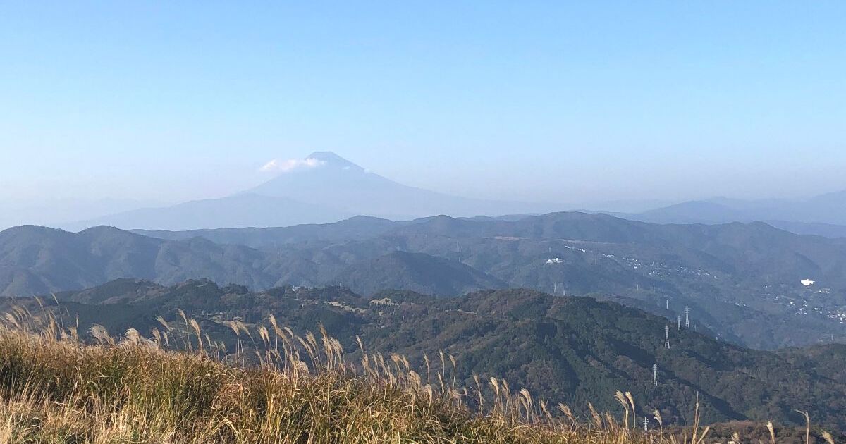 伊東市、伊豆高原・大室山から望む富士山の風景