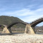 岩国市岩国、錦川に架かる錦帯橋は日本三名橋や日本三大奇橋にも数えられる有名スポット
