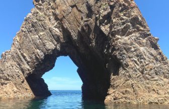 岩美町網代、まるでトンネルのような穴が印象的な海食洞門、浦富海岸の千貫松島