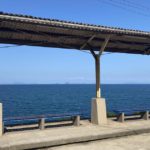 伊予市双海町、海が近すぎる絶景駅、JR予讃線の下灘駅
