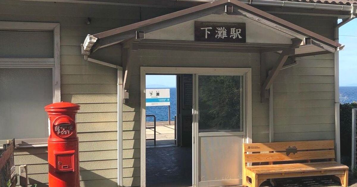 伊予市双海町、JR予讃線の下灘駅、駅舎越しに望む瀬戸内海の美しい海景色