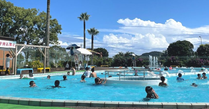 門川町加草、テニスコートや野球場などもある門川海浜総合公園のプール風景