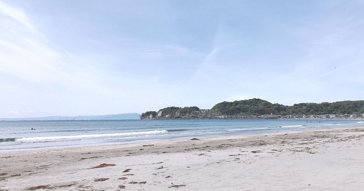 鎌倉を代表するビーチ、夏にはたくさんの海の家が建つ由比ヶ浜海岸