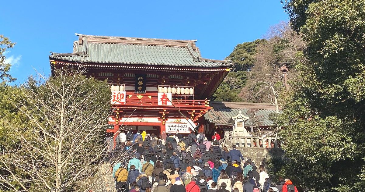 鎌倉市雪ノ下2丁目、初詣シーズンには全国トップクラスの参拝客数となる鶴岡八幡宮