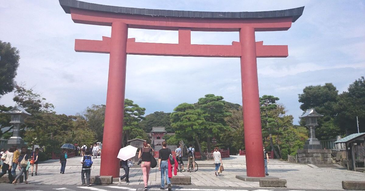 鎌倉市雪ノ下、鶴岡八幡宮の入口に建つ、三の鳥居の風景