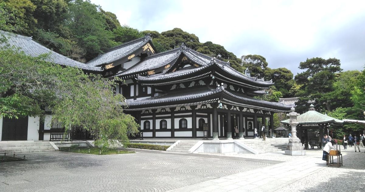 鎌倉市長谷、海が見渡せる眺望と紫陽花の名所としても人気の長谷寺