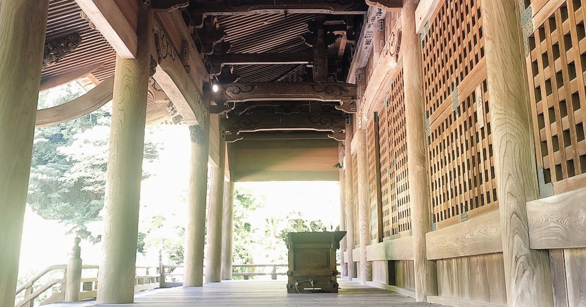 鎌倉市大町、心地よい静けさが感じられる妙本寺の本堂