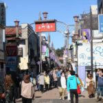 鎌倉市、多くの観光客が訪れる小町通り商店街