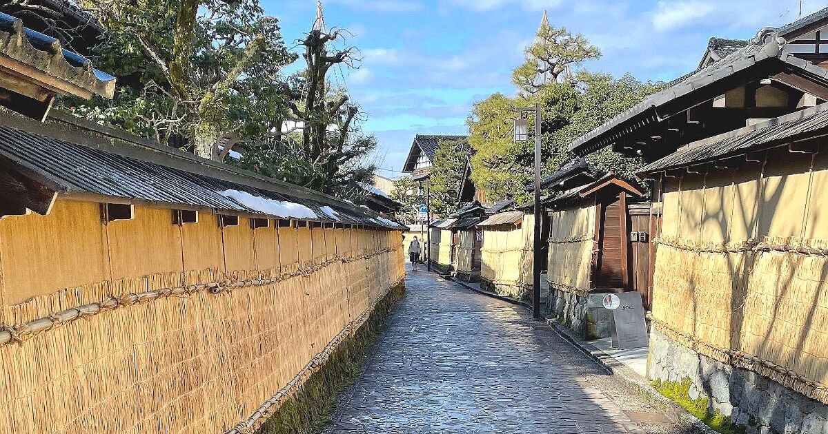 金沢市長町、金沢の冬の風物詩、土塀を寒さや雪から守る「こも」の掛けられた風景