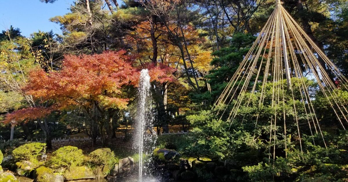 金沢市兼六町、加賀藩の歴代藩主たちによって作られ、現在は日本三名園にも数えられる兼六園、秋の風景