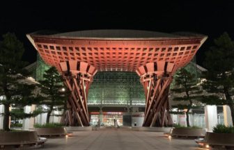 金沢市、世界で最も美しい駅の1つに選ばれた金沢駅、夜の鼓門