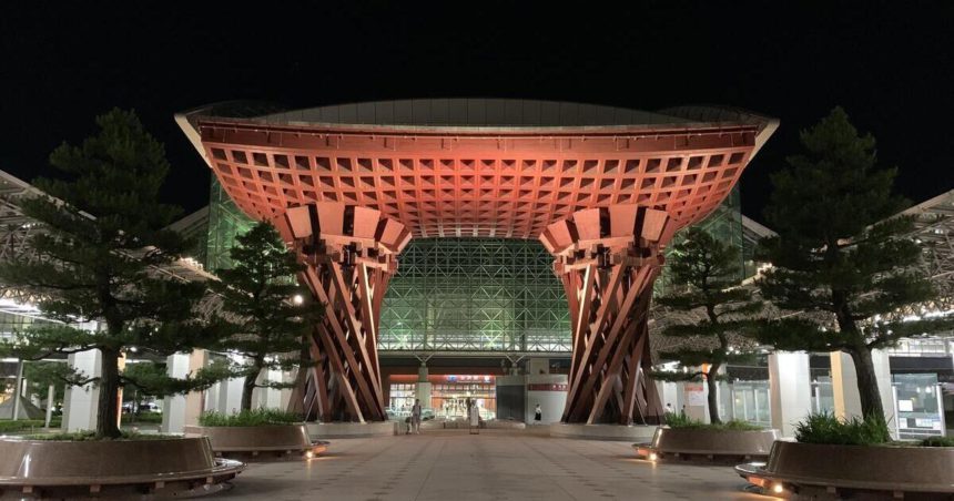 金沢市、世界で最も美しい駅の1つに選ばれた金沢駅、夜の鼓門