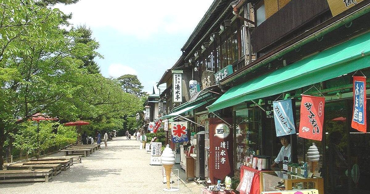 金沢市兼六町、茶店や土産物店が立ち並ぶ江戸町通りの風景