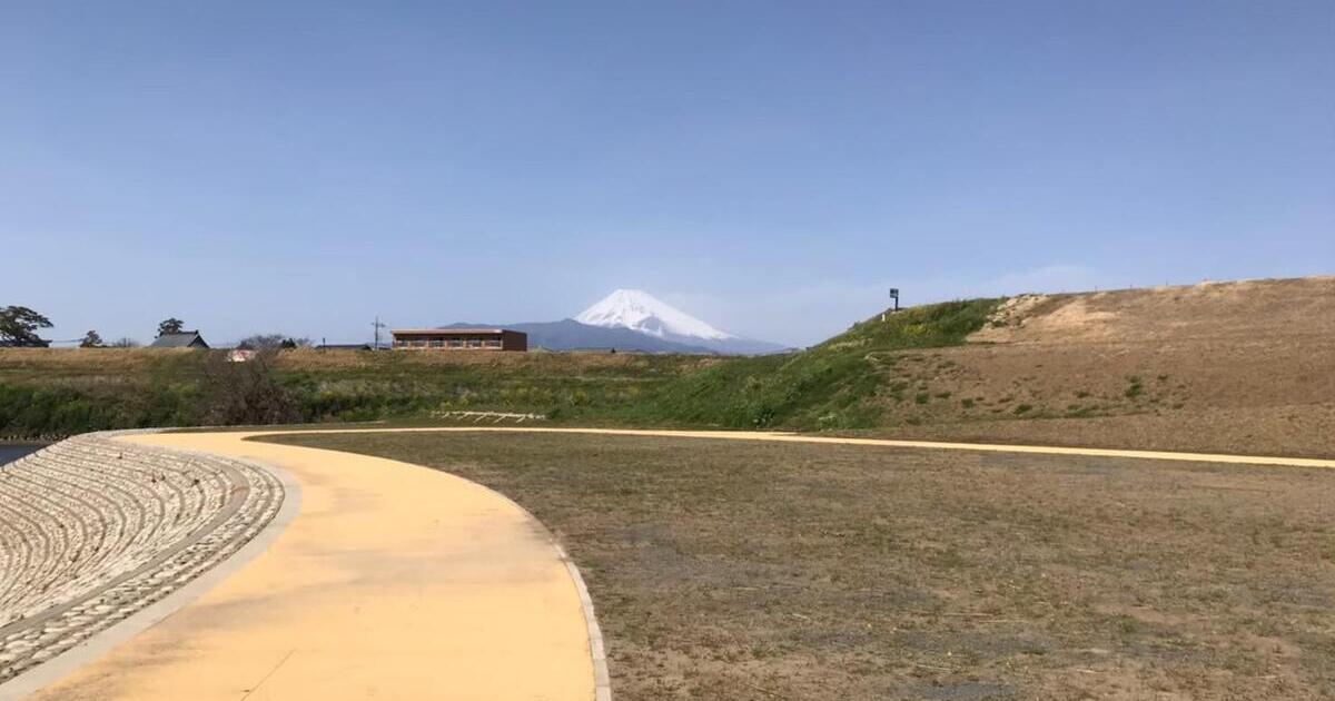 函南町、道の駅 伊豆ゲートウェイ函南から望む富士山の景色