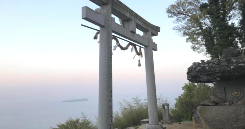 観音寺市、天空の鳥居と呼ばれ、瀬戸内海と市内を一望できる高屋神社