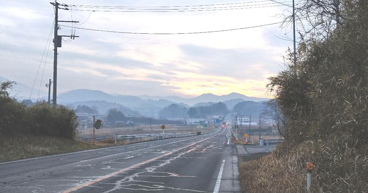笠間市の国道50号線と奥に見える加波山、夕暮れの風景