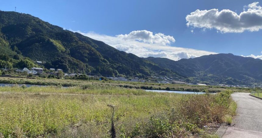 勝浦町、紀伊水道へと抜けていく勝浦川の風景
