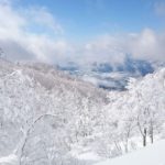 勝山市は冬のスキー客に人気の街、市内の雪山風景