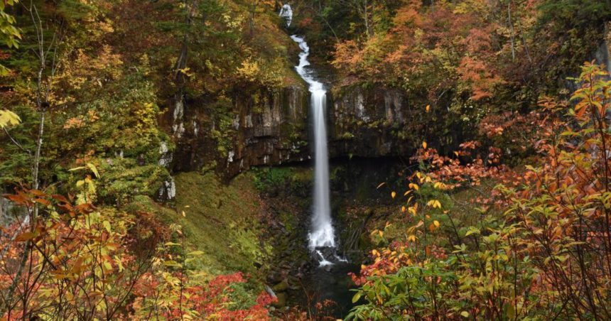 鹿角市八幡平、秋の紅葉の名所としても知られる曽利ノ滝