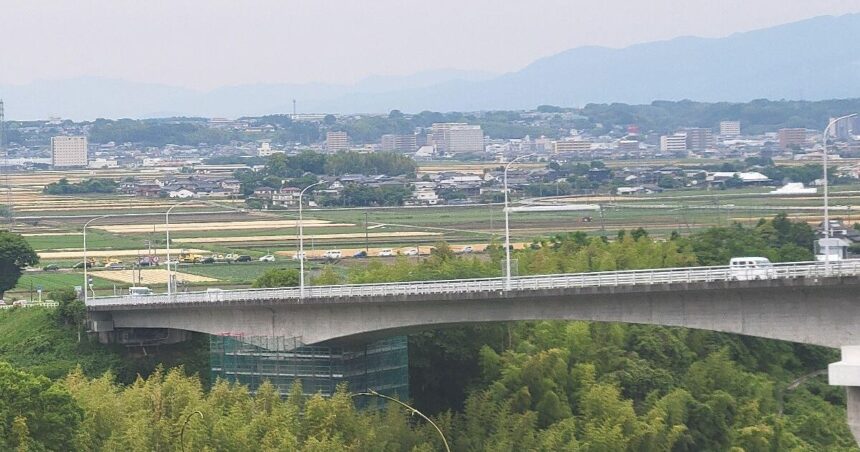 菊陽町戸次、熊本空港へと続く空港大橋の風景
