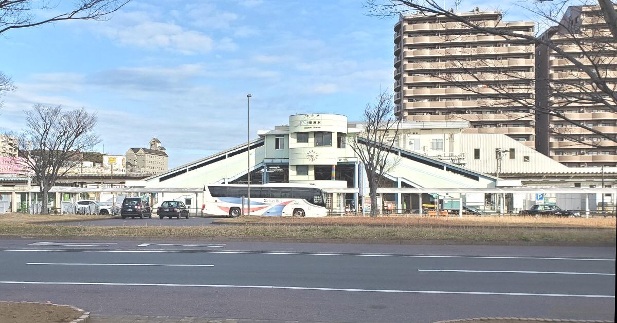 君津市東坂田、JR内房線の君津駅、南口のロータリー風景