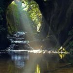 君津市笹、光の差し込む姿が幻想的な濃溝の滝、亀岩の洞窟