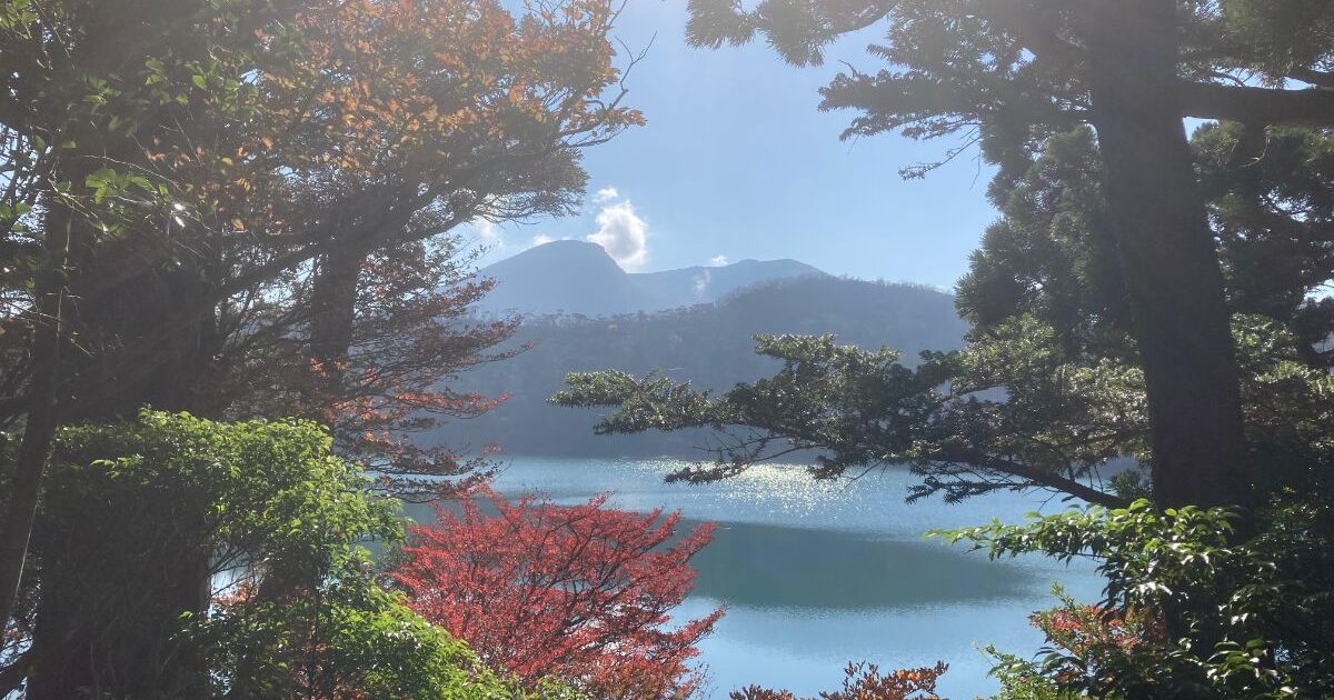 霧島市の六観音御池と韓国岳の風景