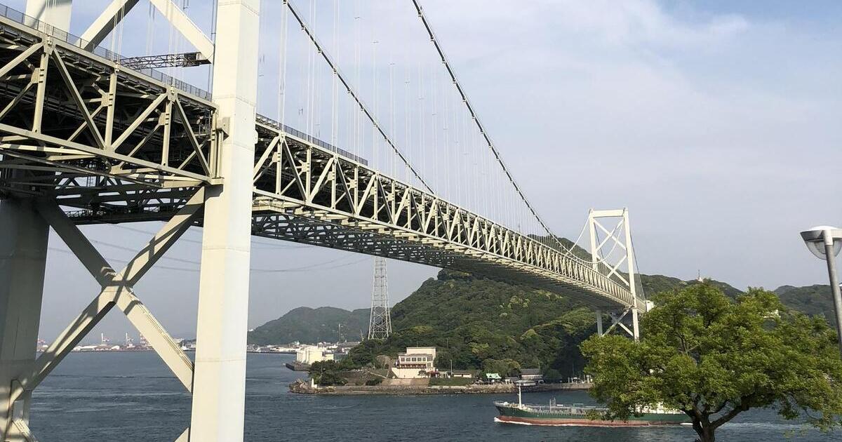 北九州市門司区と下関市をつなぐ関門海峡の景色