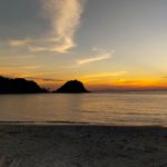鋸南町大六、鱚ケ浦海岸から見る真珠島と夕陽風景