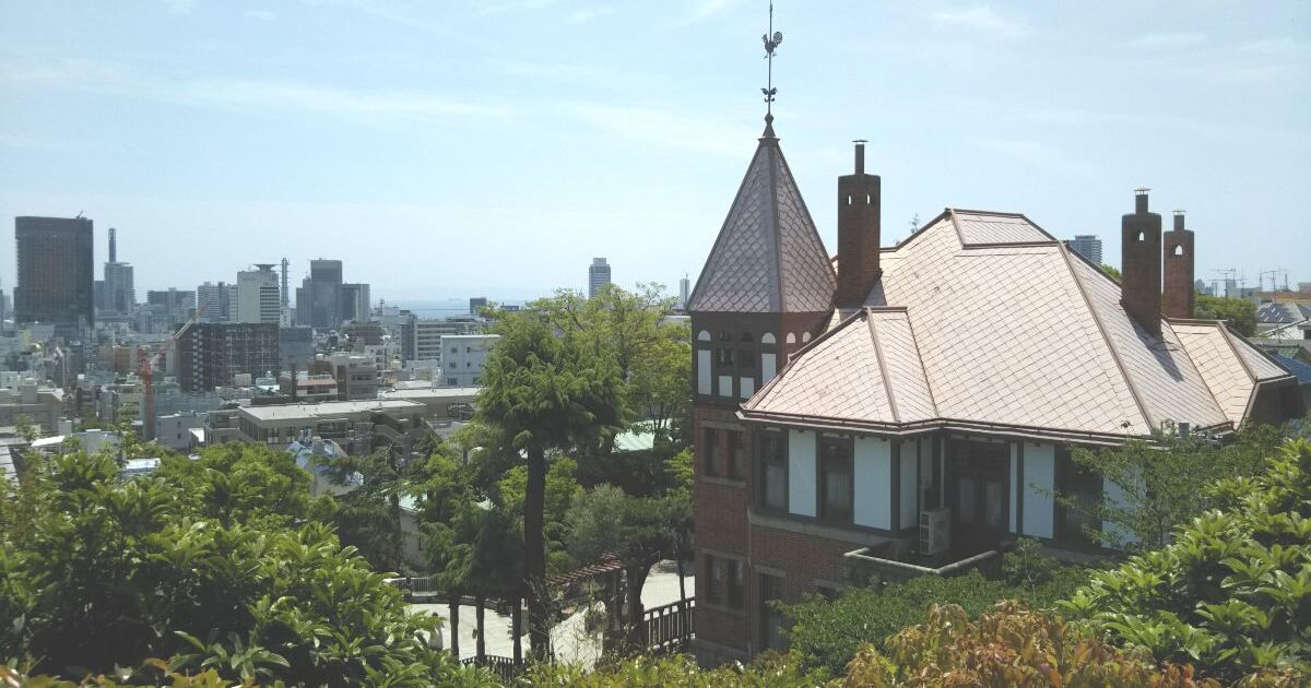 神戸市中央区北野町、北野天満神社から見る風見鶏の館と神戸の街並み