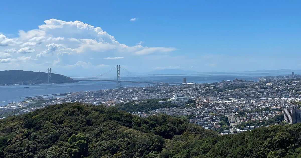 神戸市須磨区、海の向こうに見える明石海峡大橋と淡路島の風景