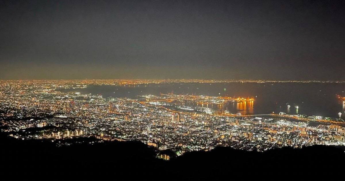 神戸市灘区摩耶山町、日本三大夜景の1つに数えられる掬星台から望む神戸の夜景