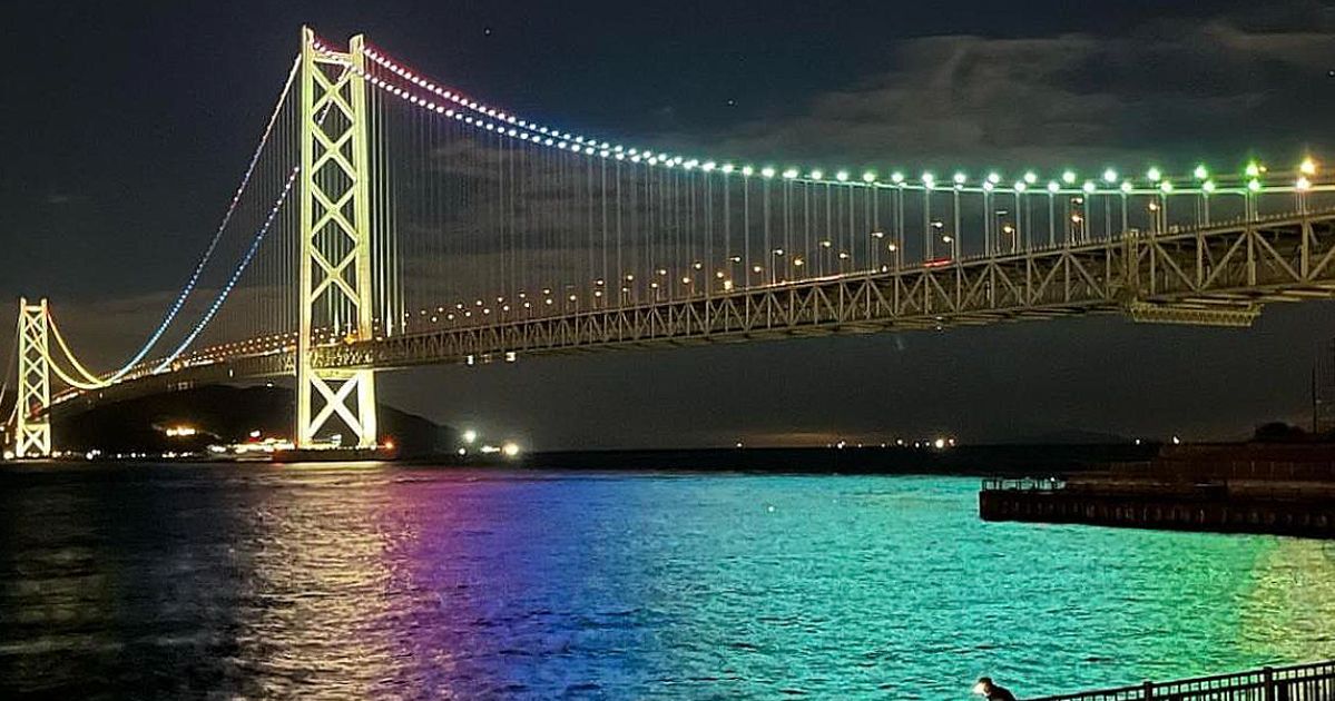 神戸市垂水区東舞子町、季節ごとに彩りが変わる明石海峡大橋のライトアップ風景