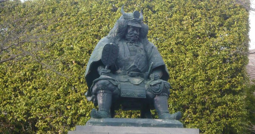 甲府市丸の内、甲府駅前のシンボル、武田信玄公銅像