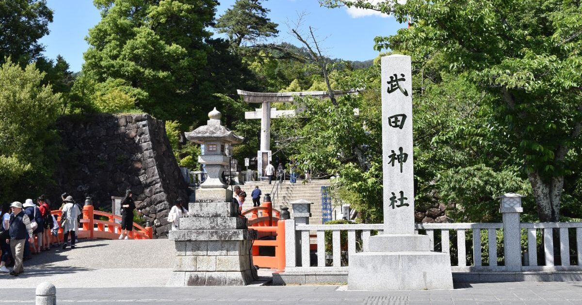 甲府市古府中町、かつての武田信玄の居館、躑躅ヶ崎館跡に建つ武田神社