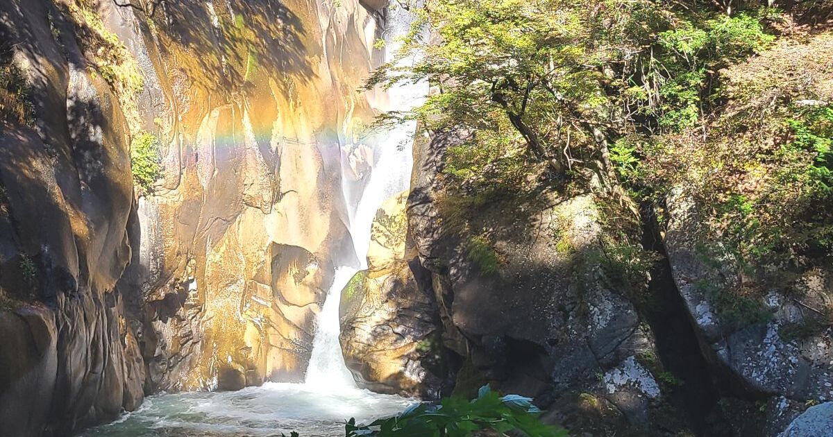 甲府市猪狩町の昇仙峡、日本の滝百選にも選ばれている仙娥滝の風景