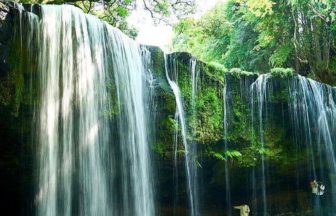 小国町黒渕、緑と水のカーテンとも言われる鍋ヶ滝