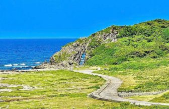 久米島町、風と潮の浸食によって生まれた奇岩の景色、子宝祈願のパワースポットとして知られるミーフガー