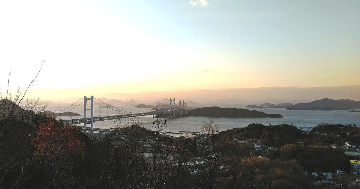 倉敷市と坂出市を結ぶ本州四国連絡橋、瀬戸大橋の夕暮れ風景