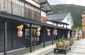 黒石市袋富山、こけしの制作も見学できる津軽こけし館