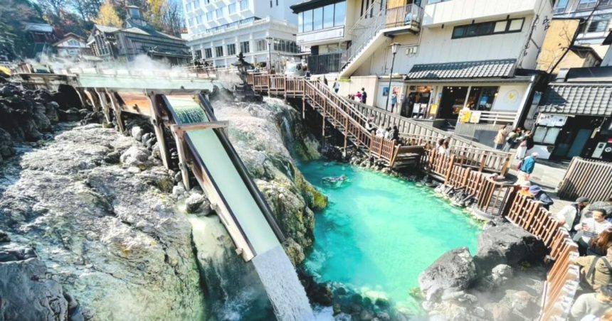 草津町の温泉街の中心地、毎分4000リットルもの温泉が湧き出す湯畑