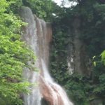 草津町の温泉街から車で10分、女性的な美しさを醸し出すと言われる名瀑、嫗仙の滝