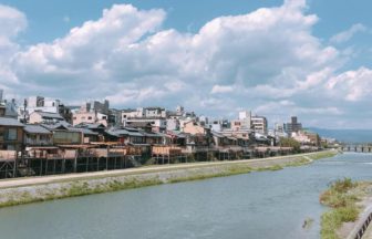 京都市内を流れる鴨川の景色