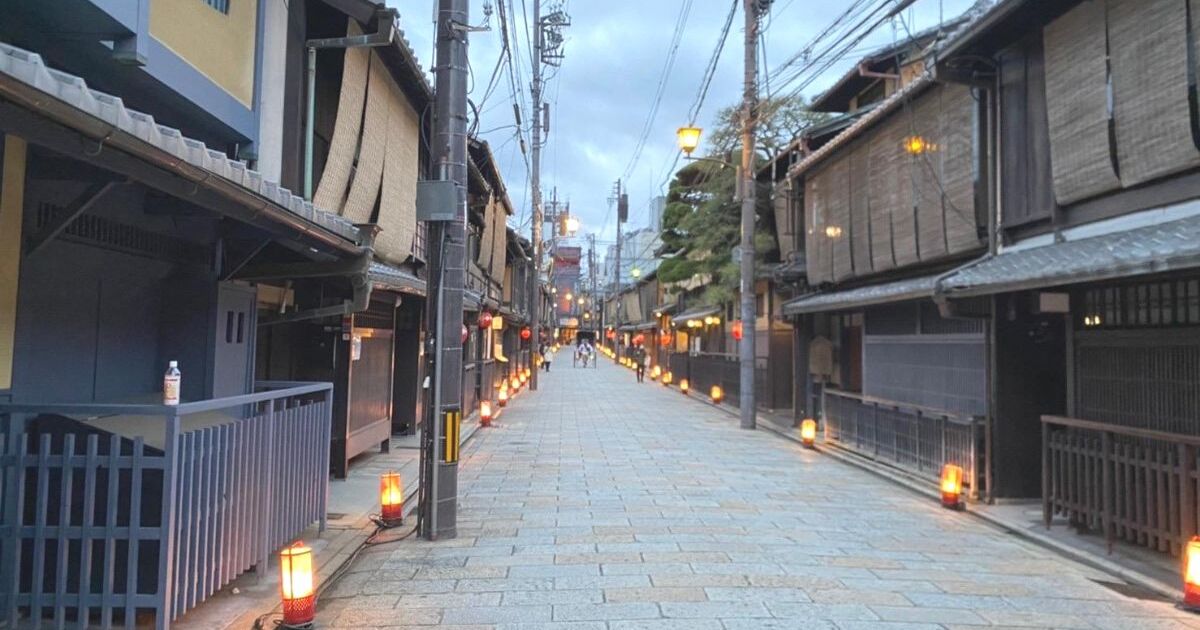 京都市東山区、祇園発祥の地とも言われる祇園新橋の夕暮れ風景
