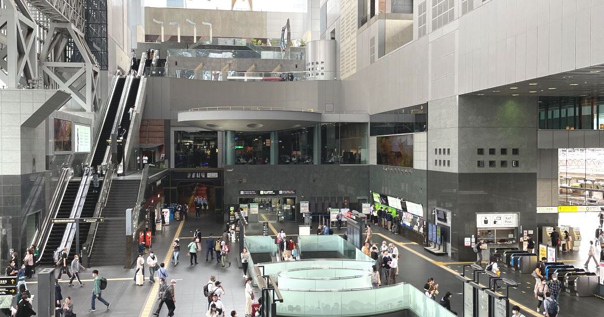 京都市下京区、国際コンペを経て、建築家 原広司氏がデザインしたJR京都駅の風景