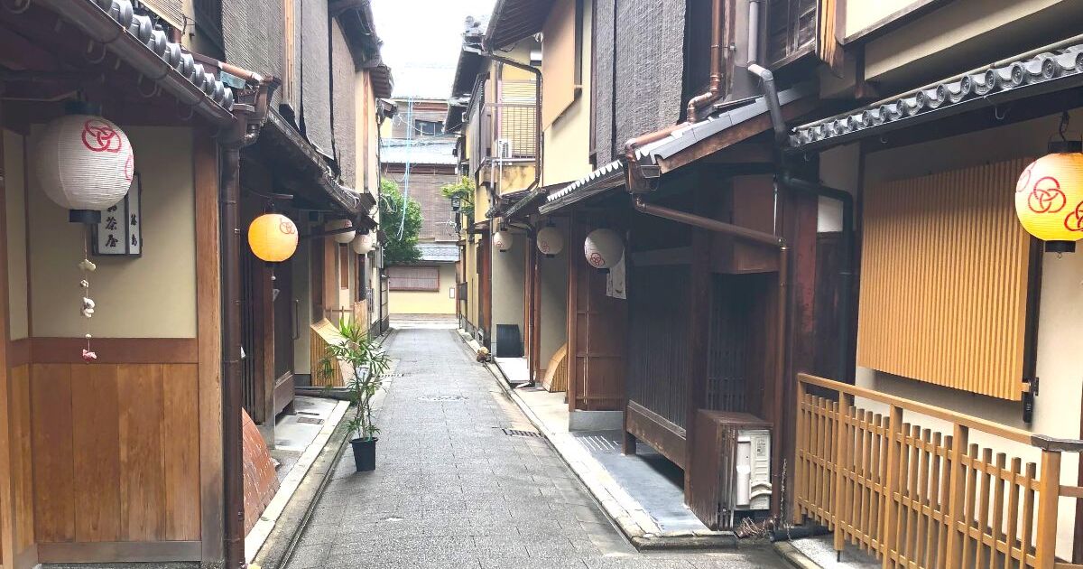 京都市東山区、祇園の路地裏に広がる伝統的な町家の風景