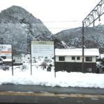 米原市長岡、JR東海道本線の近江長岡駅、冬のホーム風景