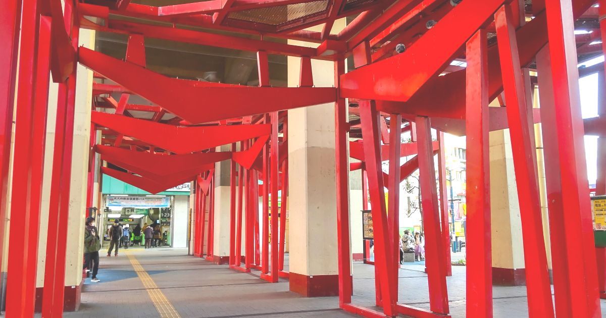 松戸市幸谷、地元では赤い鳥居と呼ばれている、新松戸駅前のシンボルモニュメント、あかりのボックス