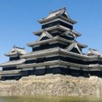 松本市の象徴、黒と白のコントラストが映える名城 松本城